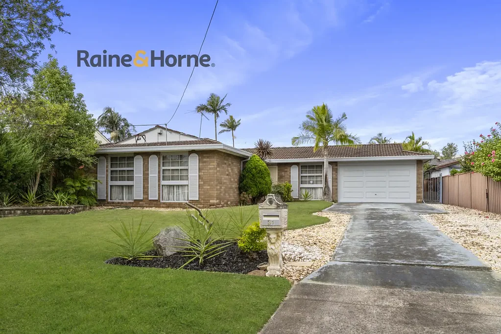 Moorebank 4બેડરૂમ Flexible Family Living on a Large Frontage | R3 Zoned | 4 Bedrooms with Potential for 5