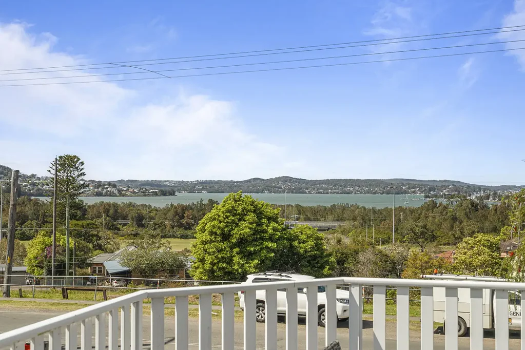 Teralba 3房  1,195sqm of Space, Lake Views & Secure Rental Income