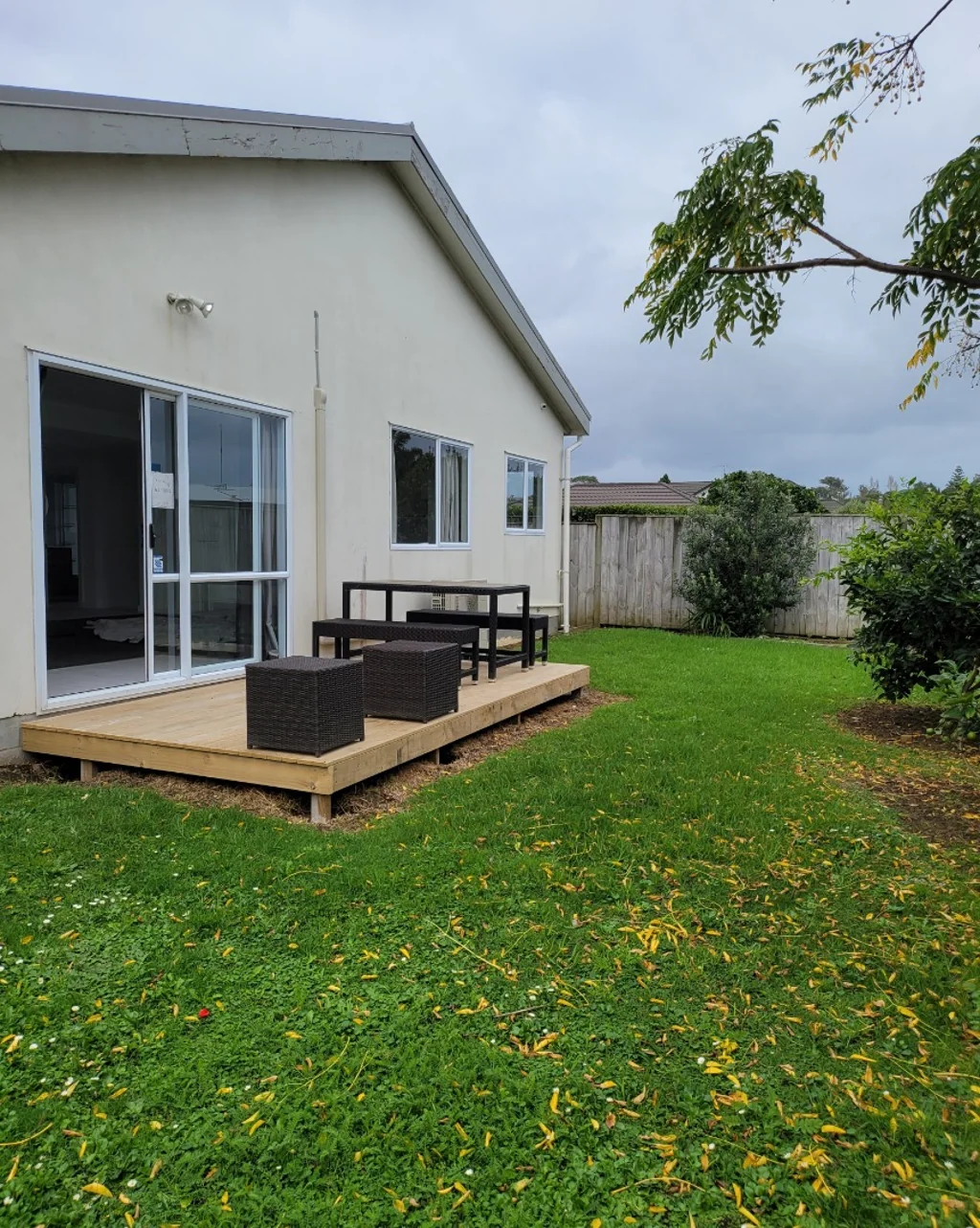 New Kitchen & Large Living with 4 dbl bedrooms 2 bathrooms 3 toilets