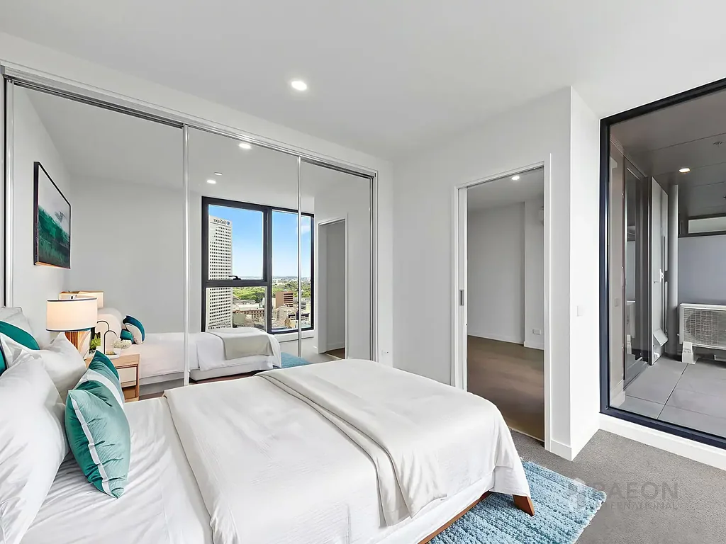 Melbourne 2Moenga Elevated CBD Living on Level 32 in Sought-After Union Tower
