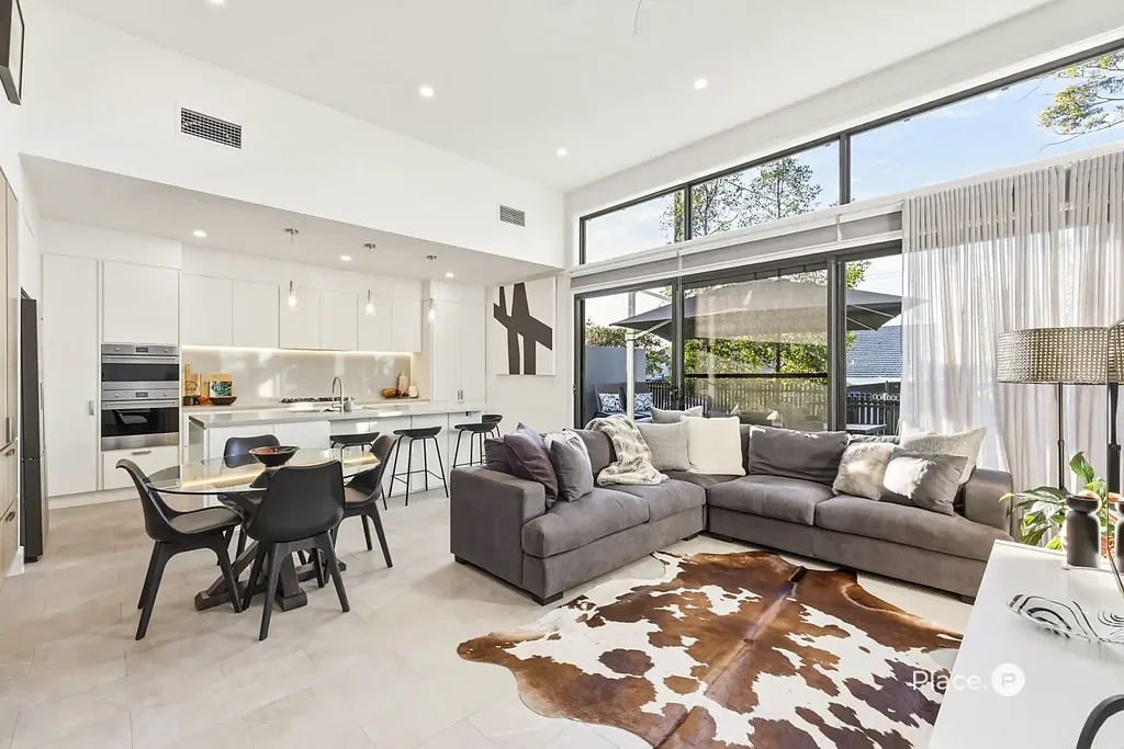 Bowen Hills 3Kwarto Architecturally Designed North-Facing Freestanding Tri-Level Town Home