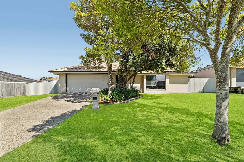 Caloundra West 4房  Peaceful Family Haven on a Large 736m² Block with Dual Side Access - Right in the Heart of Caloundra