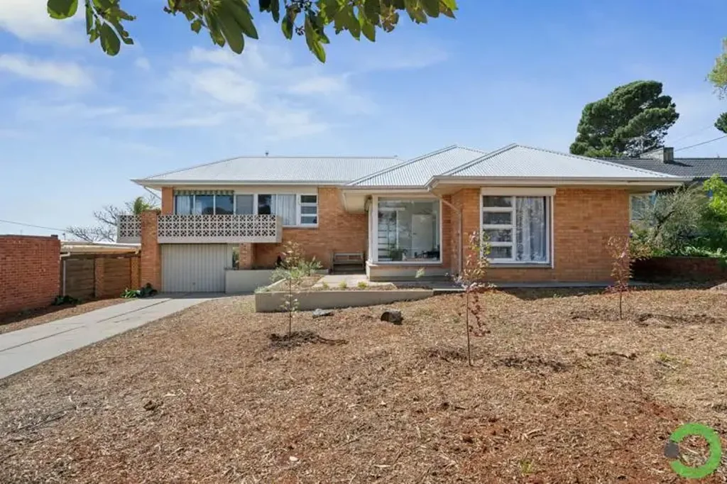 Eden Hills 3房  With a Big Backyard and Surprise Views!