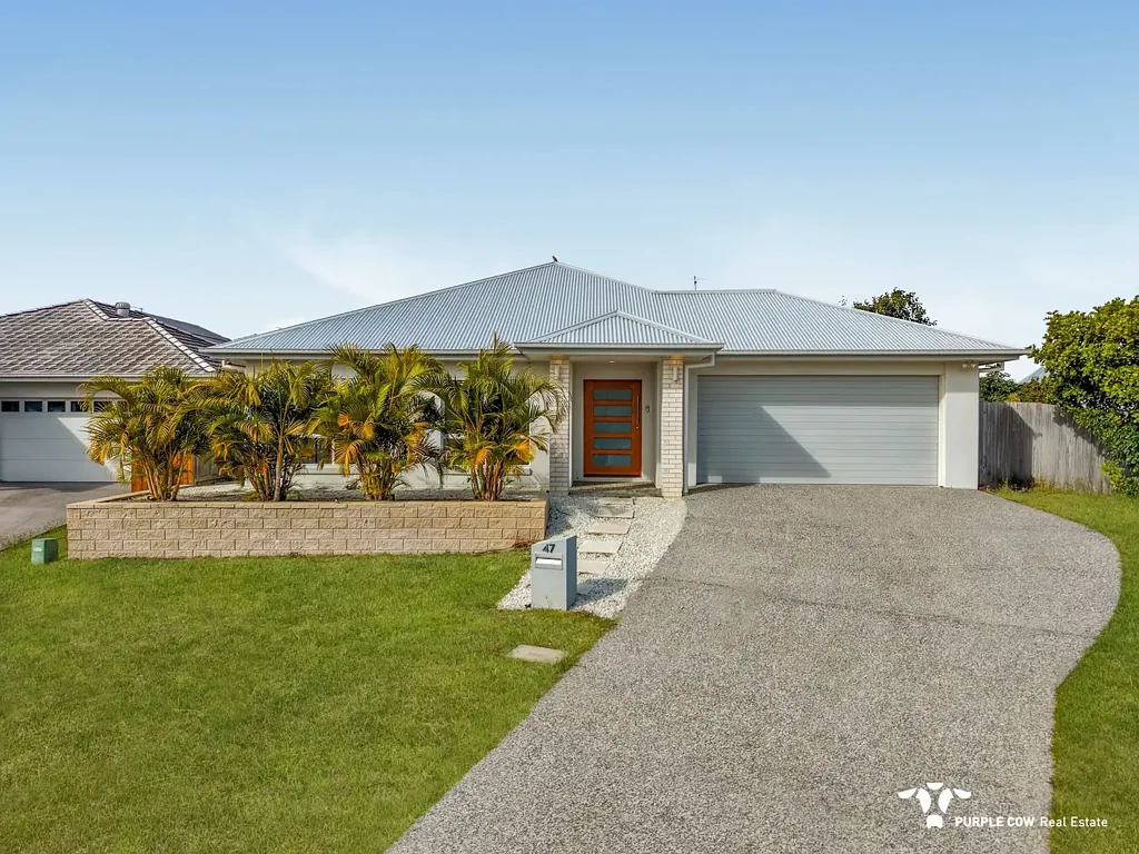 SPACIOUS FAMILY LIVING WITH A MEDIA ROOM & GREAT OUTDOOR SPACE
