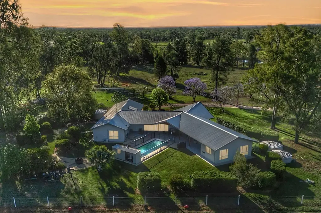 Chinchilla 4ਬੈੱਡਰੂਮ A PRIVATE LIFESTYLE SANCTUARY ON 14.45 ACRES with TOWN WATER