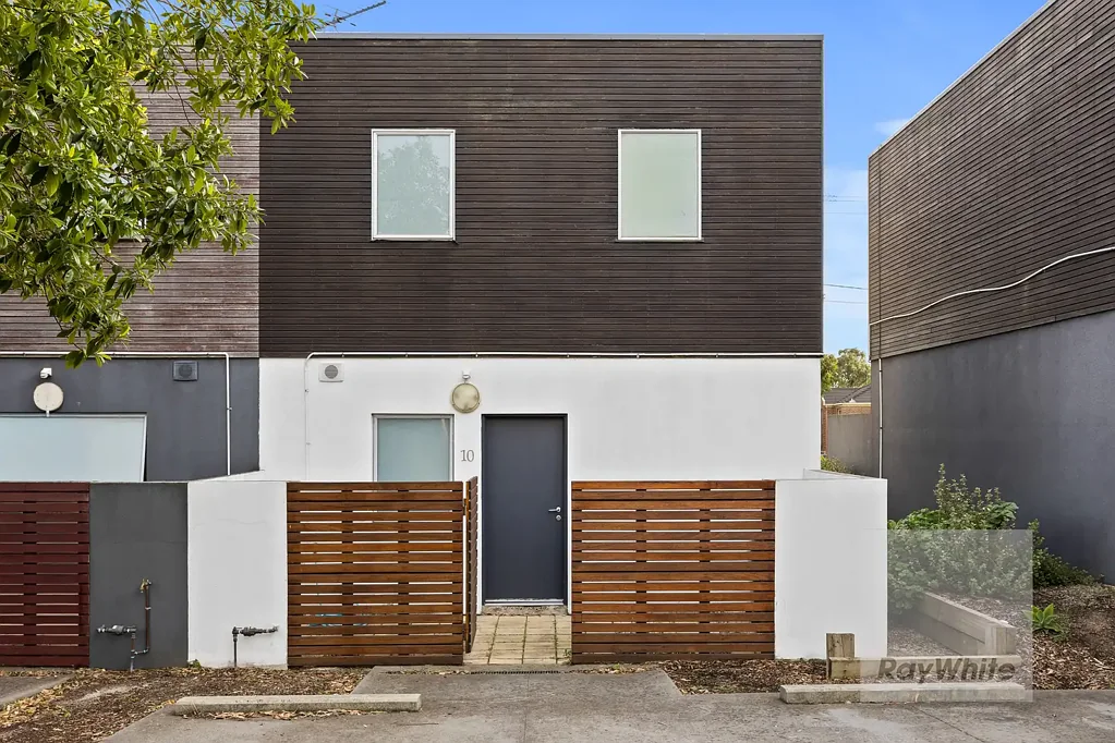 Bundoora 2房 Jarrah Estate黄金地段 紧邻RMIT 现代厨房石材台面 宽敞卧室双车位 步行生活便利 Live Where Everything Is Within Reach