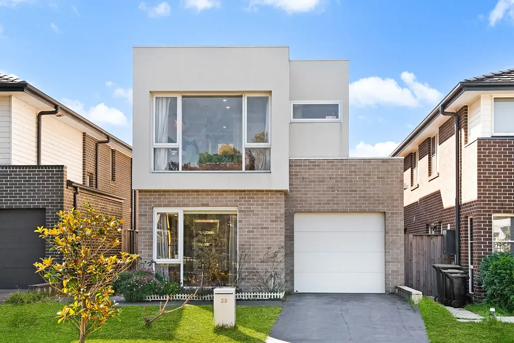 Schofields 5房 定制杰作，楼下带卧室+套间 Bespoke masterpeice with bedroom+ensuite downstairs