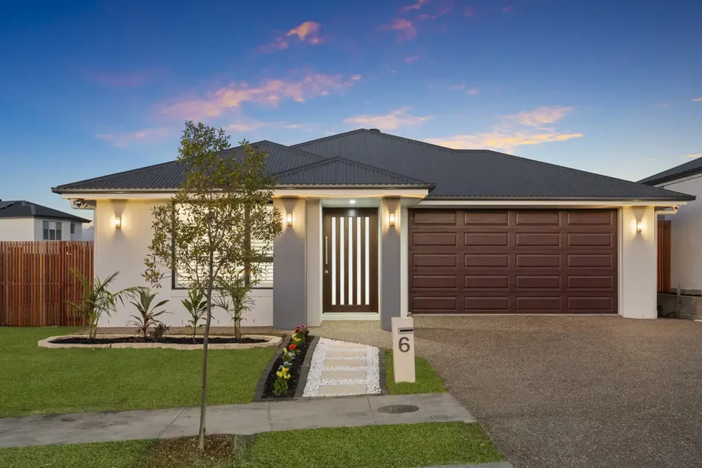 Greenbank 4 Slaapkamer Refined Family Luxury on a Generous 564m² Corner Allotment
