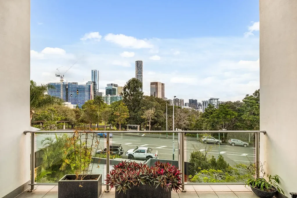 Spring Hill 2कमरा Spacious City-Fringe Living with Views, Privacy & Position