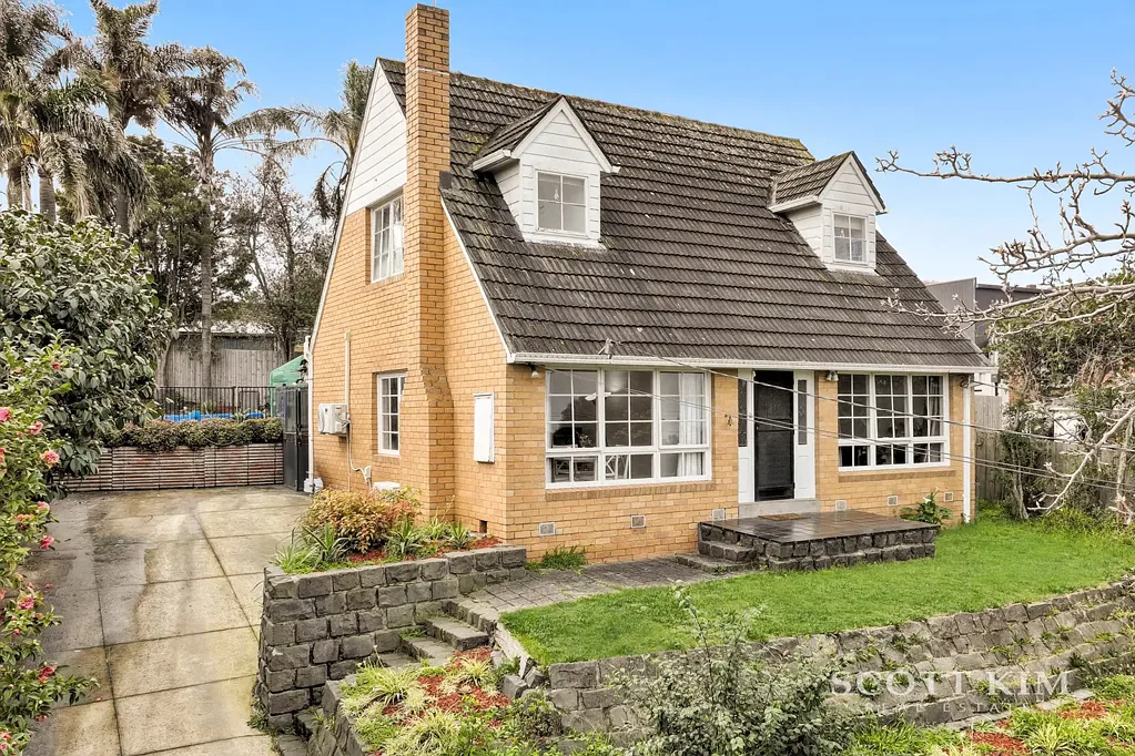 Chadstone 3બેડરૂમ Elevated Cape Cod Charm with Sunlit North-Facing Backyard