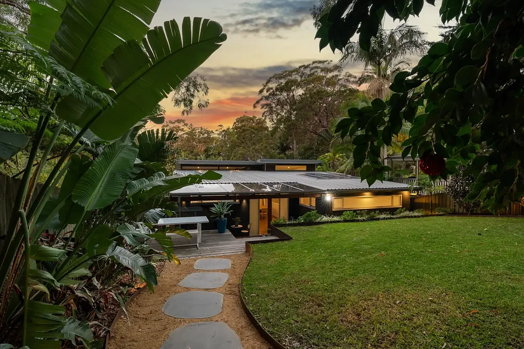 Gymea Bay 5房 Gymea Bay理想地段 五卧宽敞明亮 高端厨房电器 开放式生活区 全年娱乐户外空间 精致装修度假院 公校招生范围 Sophisticated Family Living in a Premier Gymea Bay Setting