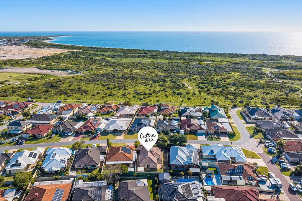 Port Kennedy 4ਬੈੱਡਰੂਮ WHY BUILD ? RENOVATED 4X2 IN THE BEST LOCATION WITH SIDE ACCESS AND PLENTY OF SPACE
