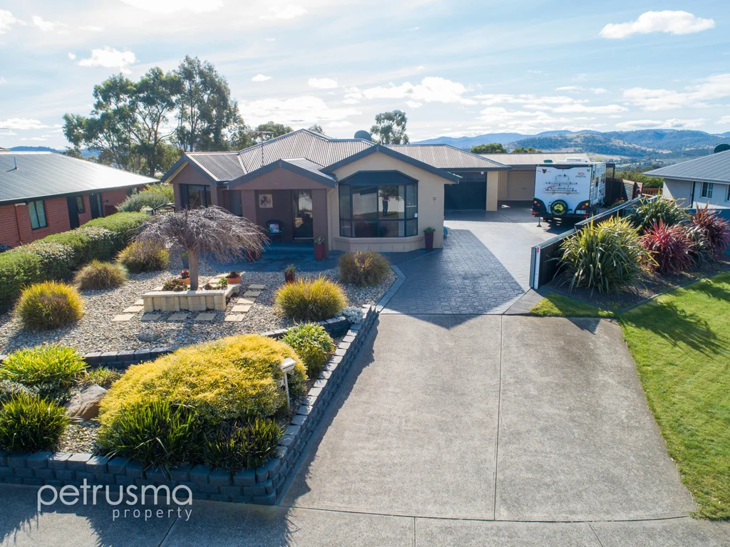 Old Beach 4Moenga Level access, large garage, 220m2 + inside! Move straight in!