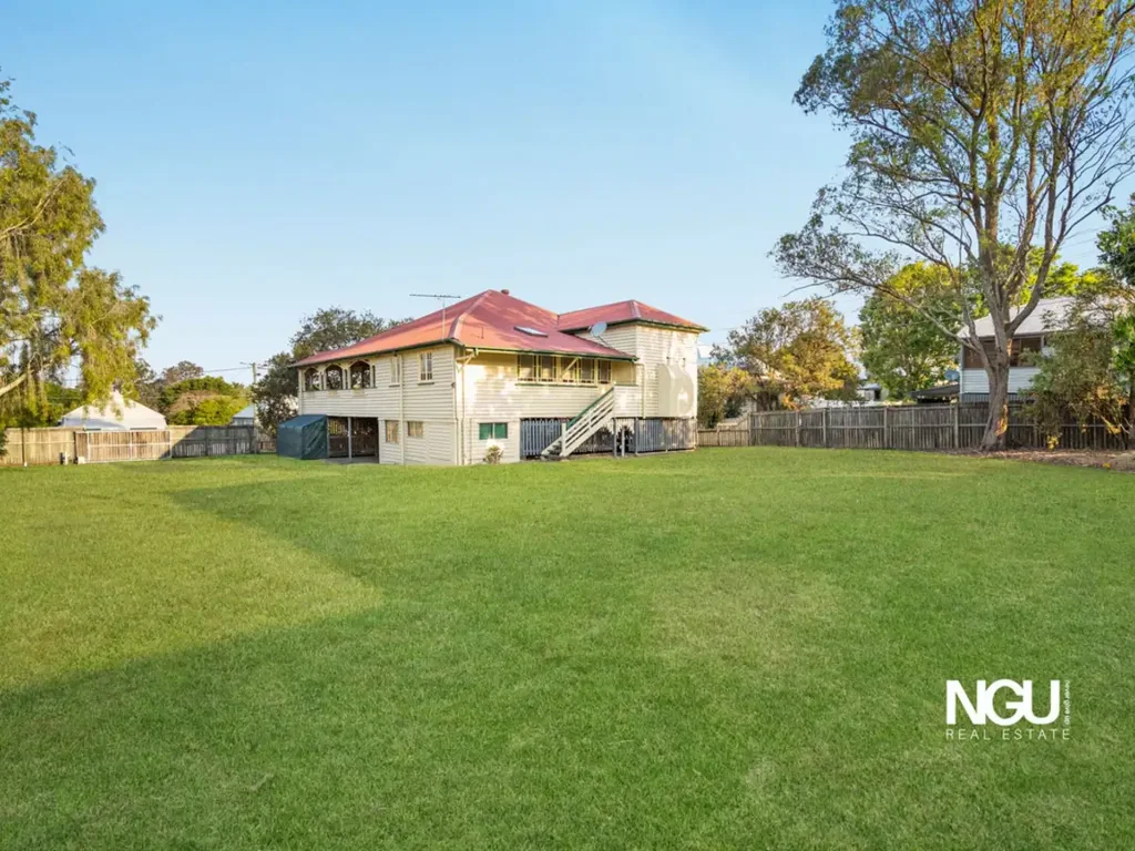 North Ipswich 3 Slaapkamer A Colonial Queenslander Beauty on a Rare 1,007m² Subdividable Block!