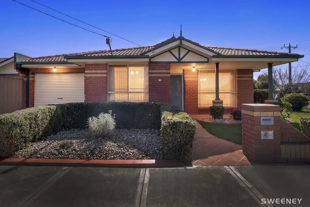 Altona Meadows 2房 采光充足，宽敞，位于街角位置绝佳！ Light -Filled, Spacious and Perfectly Positioned on a Corner!