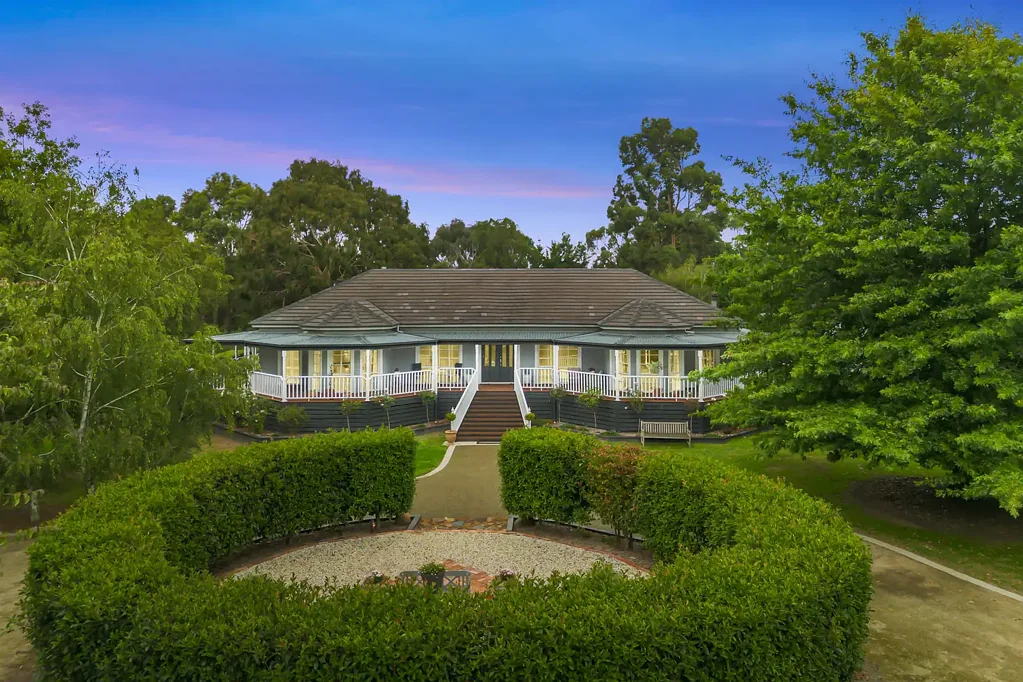 Gisborne 4બેડરૂમ A BLEND OF PERIOD GRANDUER, CONTEMPORARY LIVING & COUNTRY LIFESTYLE ON 3.33 ACRES