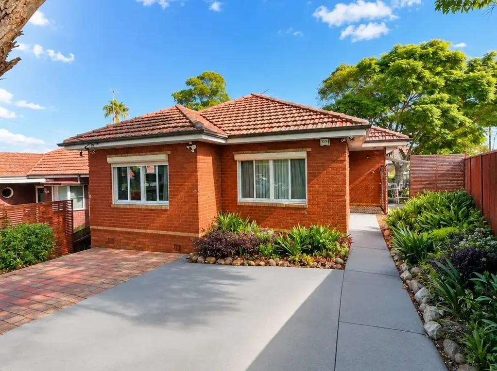 Kingsgrove 3ਬੈੱਡਰੂਮ SPACIOUS FAMILY HOME WITH FLEXIBLE DUAL-LEVEL LIVING & EXCEPTIONAL ENTERTAINING