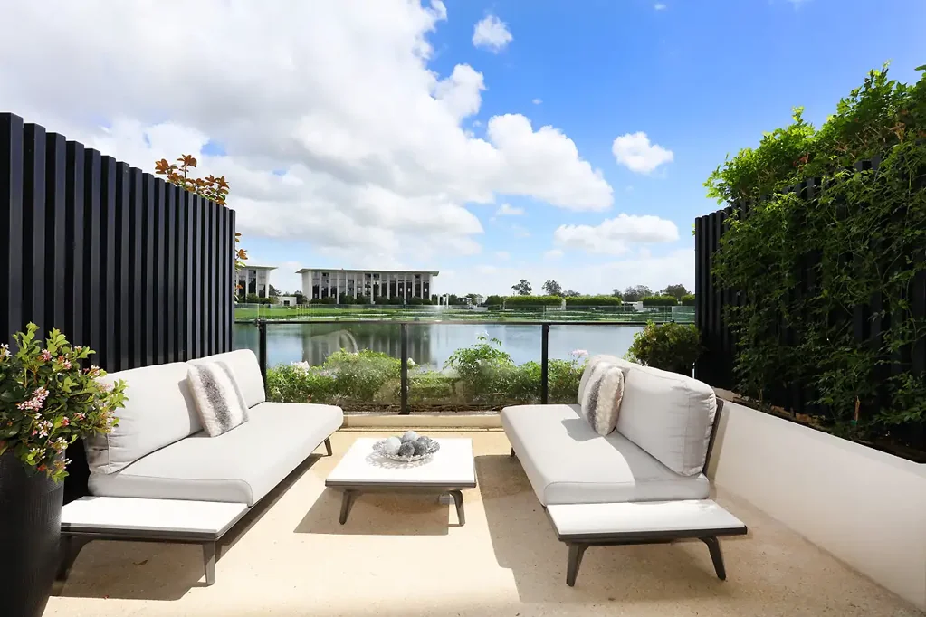 Benowa 3ห้องนอน Waterfront Luxury Redefined at Marina Concourse