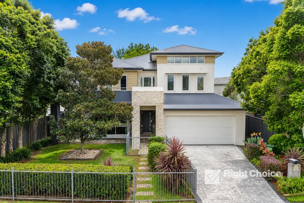Haywards Bay 3 Slaapkamer A Rare Original Display Home with Architectural Presence & Timeless Family Appeal