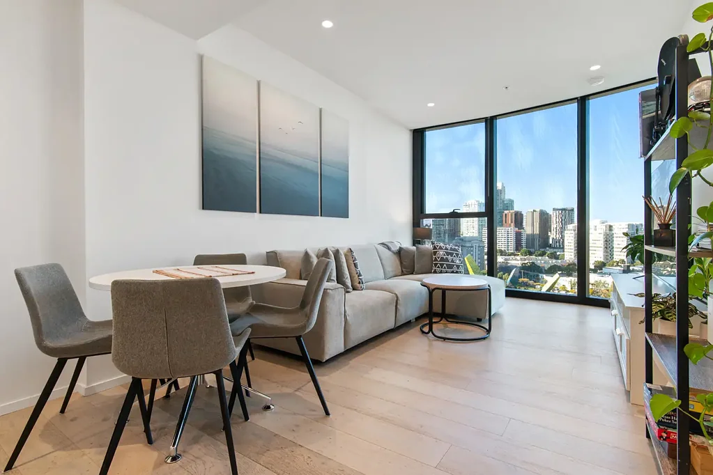 Southbank 3房 奢华Melbourne Square 景观公寓 阳光主卧 设计师卫浴 高端电器 开放式时尚 现代生活典范 顶级设施 近河畔餐饮艺术区 Alluring High End Contemporary Apartment