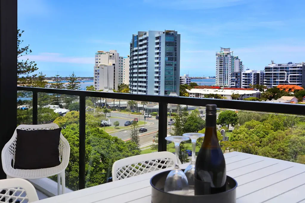 Labrador 2房  Price Slashed! Luxury Beachside Residence Boasting Broadwater Water & Mountain Views