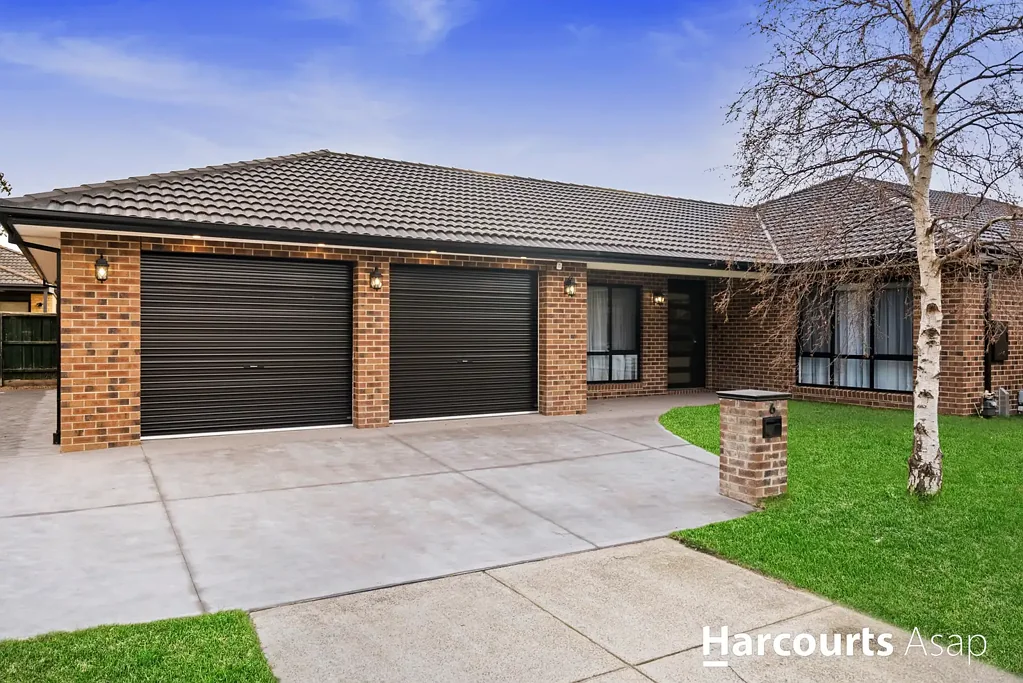 Narre Warren South 5房 5卧奢宅 693m²阔地 高天顶 主卧套间 开放厨房 优质电器 双层隔音 足量车位 超大车库 室内外流动 2 Year Old Spacious Family Home