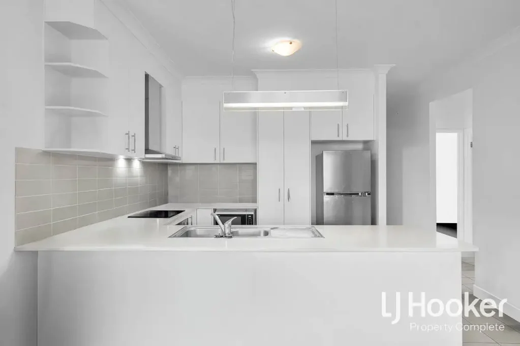 Yarrabilba 3房 宽敞三卧带套间  开放式现代厨餐  全屋9尺高顶  大型围栏后院  5KW太阳能省电  远程单车库  安全纱窗舒适 Beautiful 3 Bedroom Family Home with Large Backyard