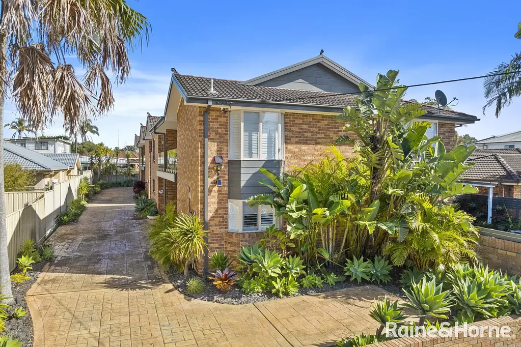 The Entrance 3 Bedroom Perfectly Positioned Coastal Townhouse
