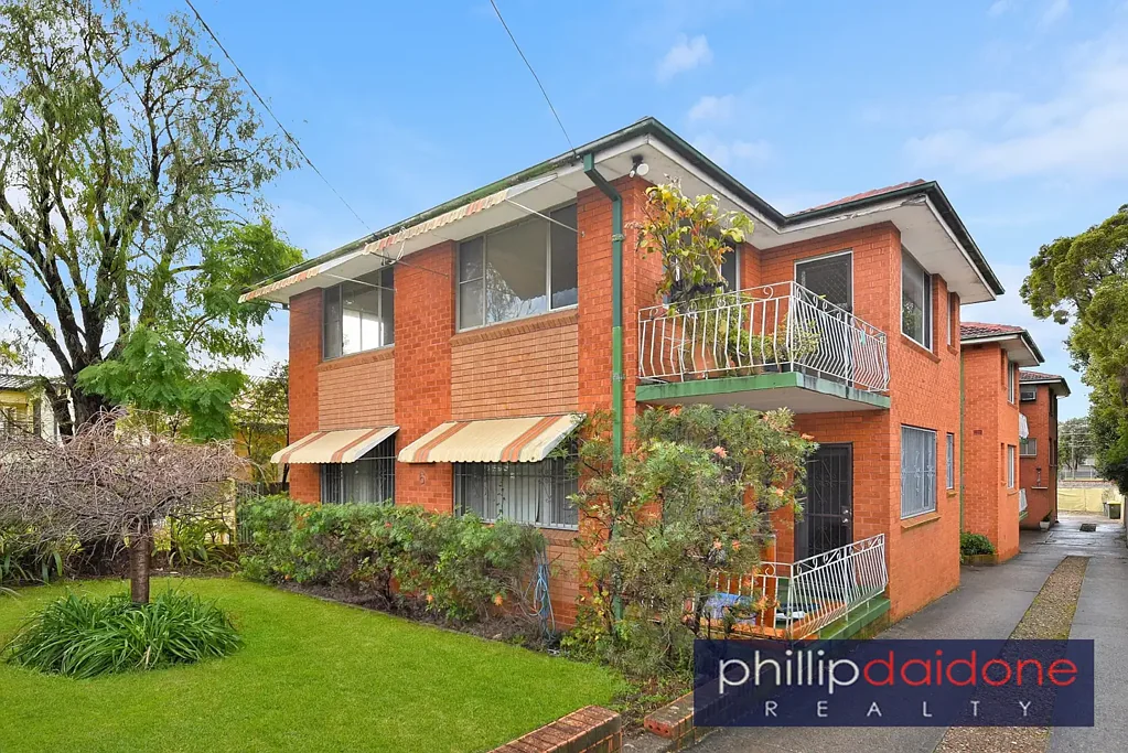NEAT 2 BEDROOM UNIT WITH GARAGE