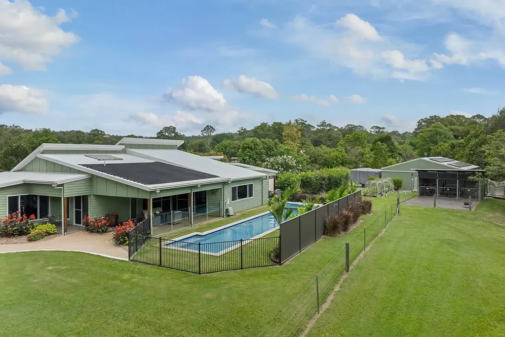 Mooloolah Valley 4غرفة نوم Luxury Lifestyle Estate on 7.5 acres with 15m Pool, Stables & Extensive Shed Infrastructure