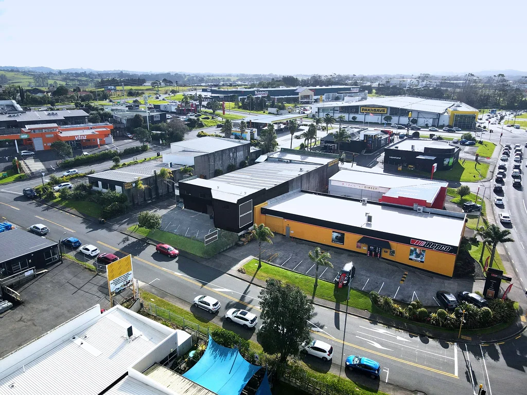 Massey High-profile trade retail – Westgate’s best positi