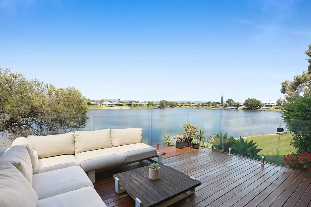 Burleigh Waters 2房  Waterfront Ground-Floor Living in the Heart of Burleigh Waters