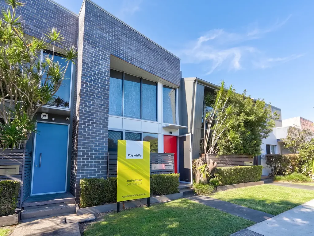 Varsity Lakes 3 Bedroom HOT SELLING SOHO - Make Your Move! Live, Work, Invest - The Choice is Yours!