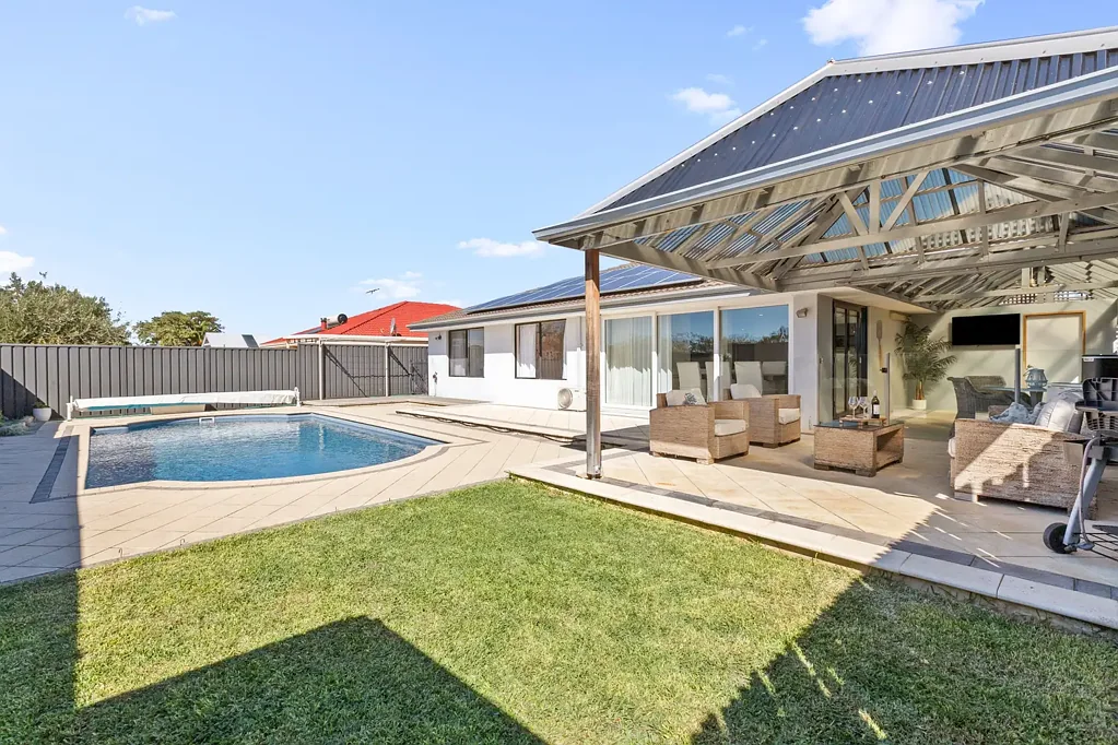 Quinns Rocks 4Zimmer First Chance to View - This Saturday 16th @ 11:00am - 11:30am
