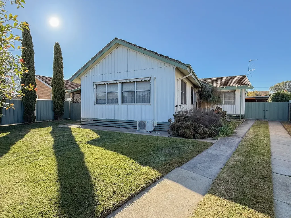 Swan Hill 3कमरा Renovator's Opportunity in Convenient Location