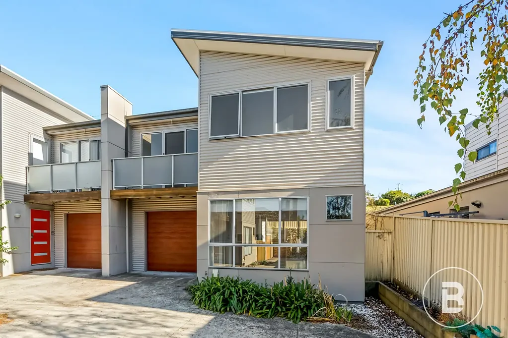 MODERN TWO-BEDROOM TOWNHOUSE WALKING DISTANCE TO CBD