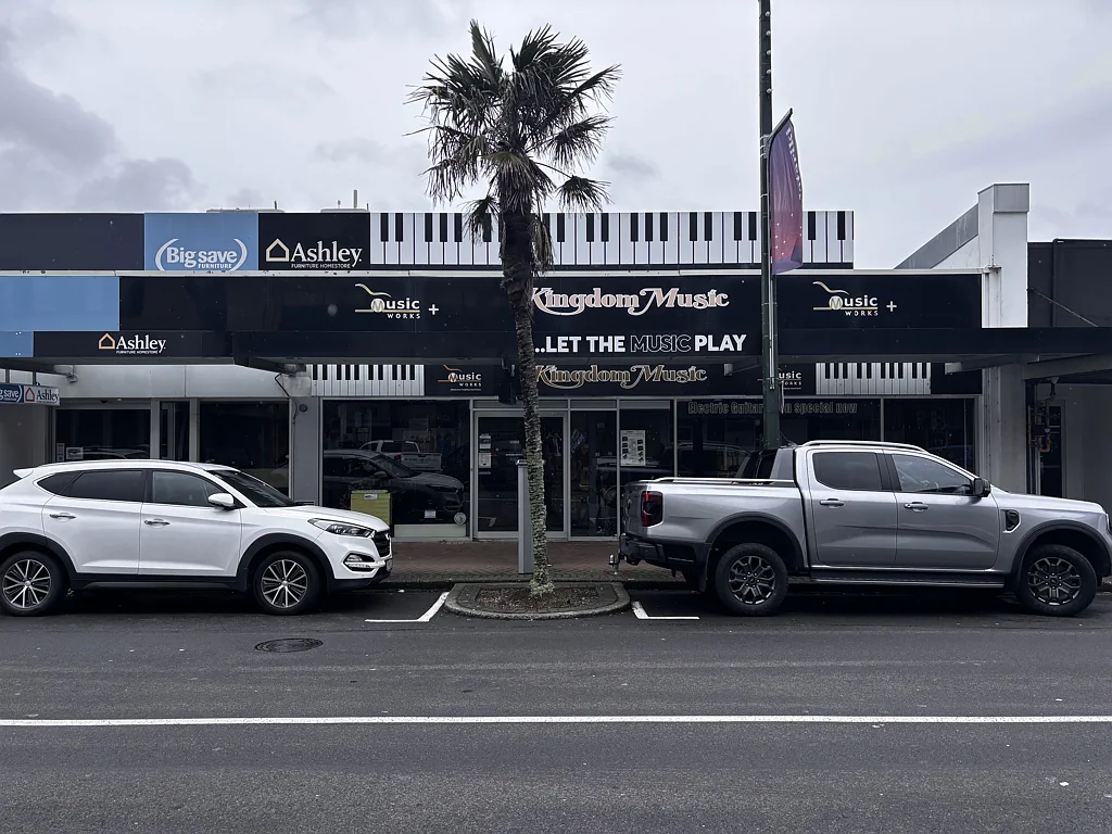 Lower Hutt Vacancy in Big Save retail complex!