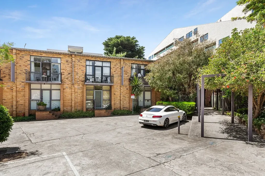Rare Oversized Studio in Prime Windsor Location