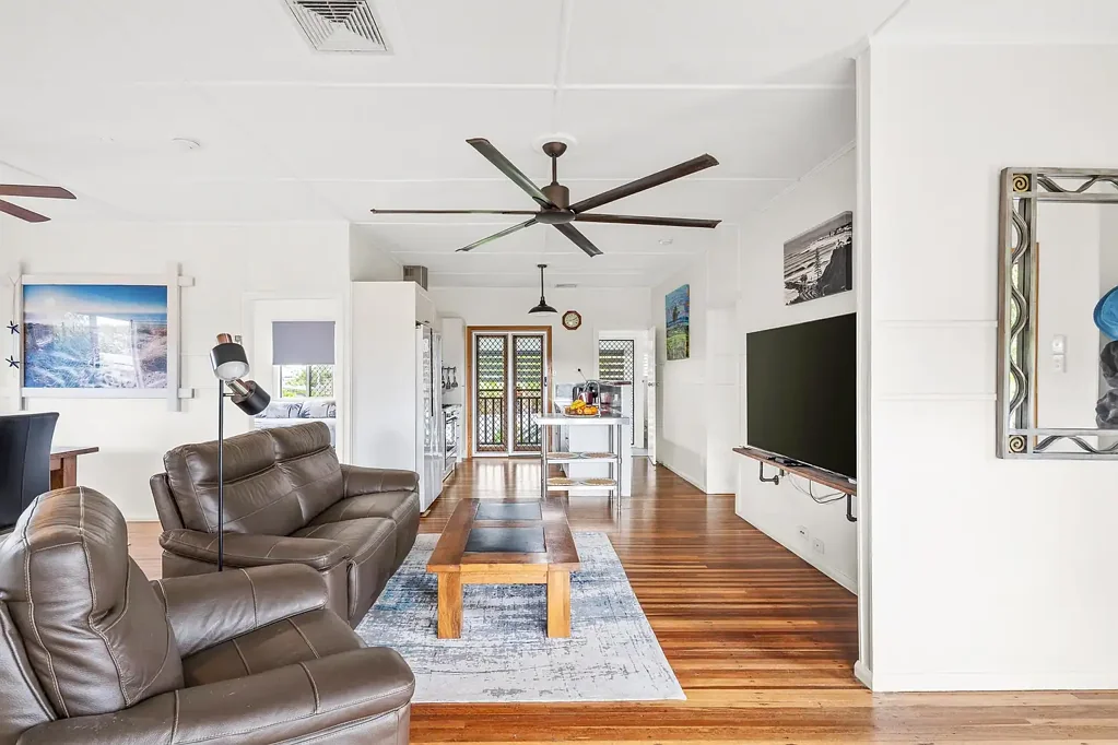 North Mackay 3બેડરૂમ A Renovated Retreat with Goosepond Views on a Sprawling 1,223m² Block...