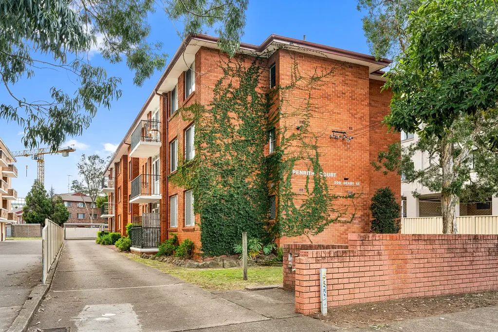 Penrith 2房 两居室单元 现代厨房 电炉 阳台 单车库 CBD位置 步行生活圈 Located in the heart of Penrith CBD