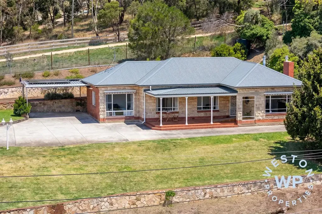 Norton Summit 3房  Elevated Stone Home with Stunning City Views
