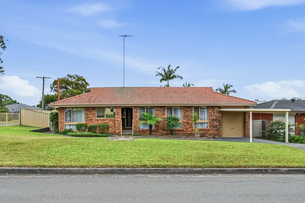 South Penrith 4房 556平米拐角地块 四卧宽敞舒适 独立卫浴 车库车棚齐全 步行商圈便捷 The perfect start in the perfect location
