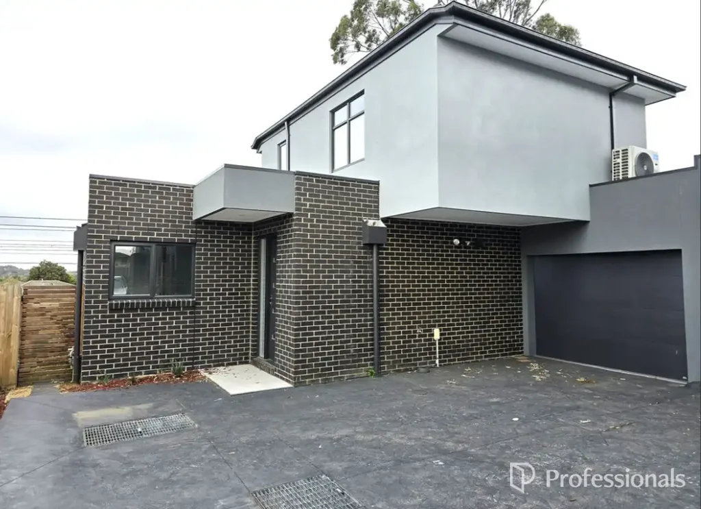 Narre Warren 3房 三卧三浴三卫  主卧套间独立浴  开放式起居餐区  现代厨房电器  私人庭院休憩  内通道单车库  便捷生活地段  近购物中心站 Modern Comfort, Perfect Location - 3-Bedroom Townhouse in Narre Warren