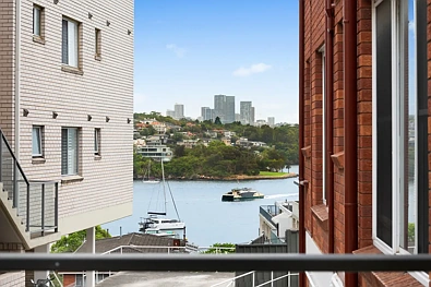Drummoyne 3Zimmer Stylish Fully Renovated North-Facing Apartment with Harbour Glimpses