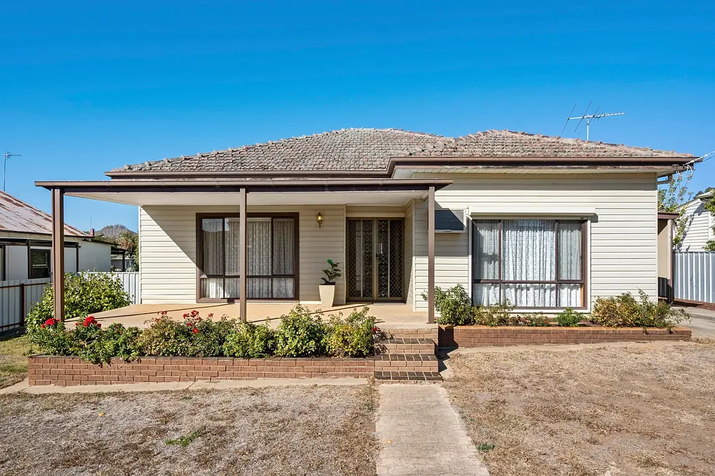 Maryborough 2Zimmer Charming Original Home with Ample Outdoor Storage and Rear Access