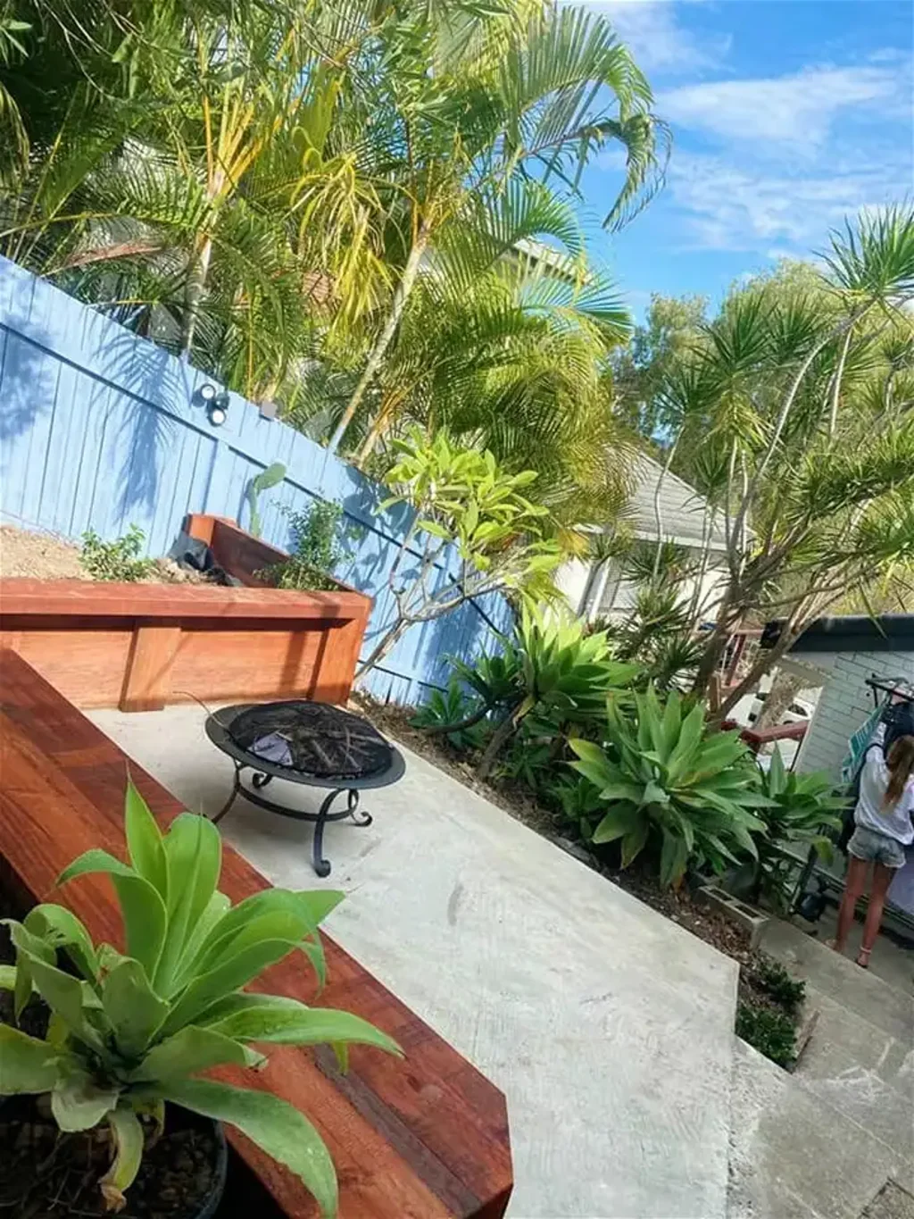 North Burleigh Shared 2 Bed 1 Bath Apartment    Beach side of GC highway.    Stroll to beach