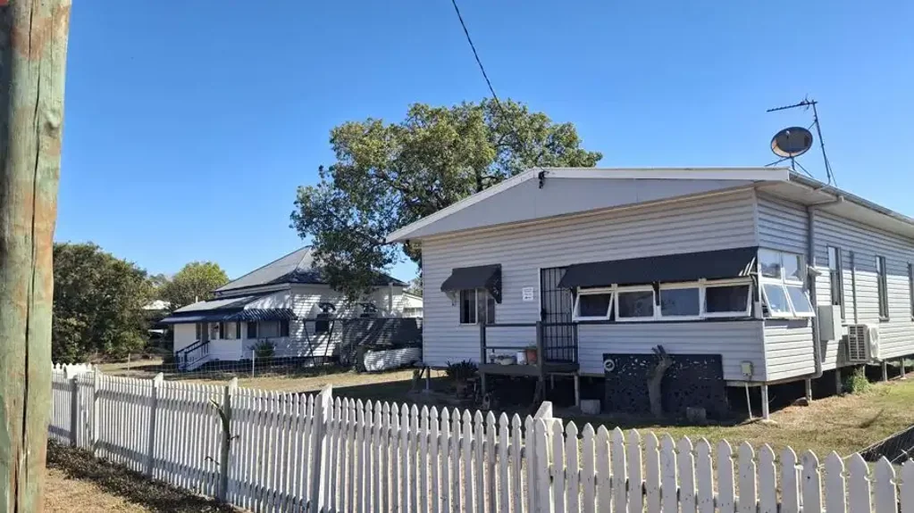 Oakey 3બેડરૂમ Space, Convenience & Plenty of Potential in the Heart of Oakey