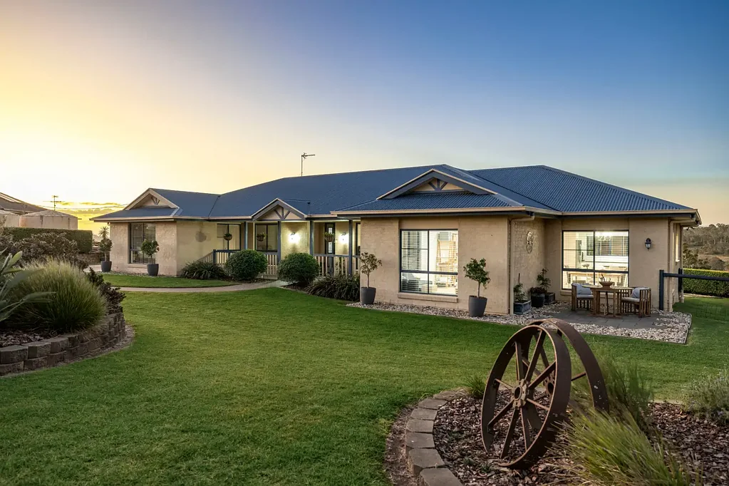 Torrington 4બેડરૂમ MODERN FAMILY OASIS WITH STUNNING VIEWS, POOL, AND ROOM FOR THE BOAT OR CARAVAN