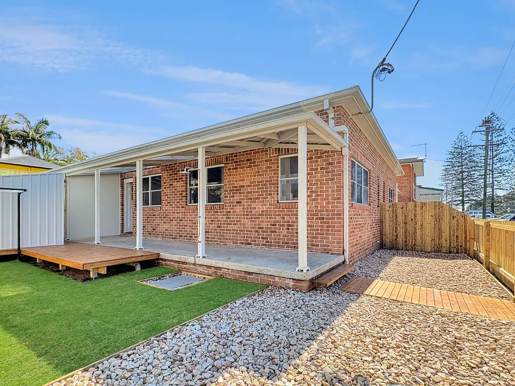 Walk Everywhere from this Charming Ground Floor Flat!