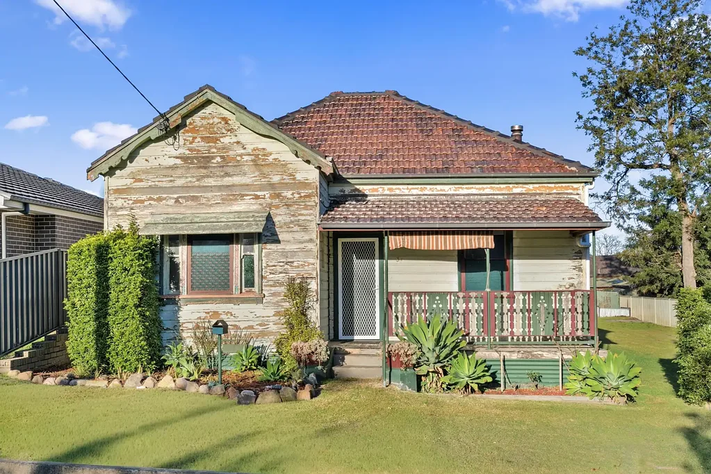 Cessnock 3房  Partially Renovated & Potential Packed, 350m from Cessnock CBD